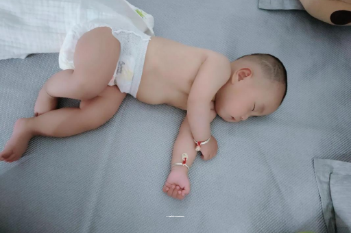 揭阳宝宝睡觉爱翻身