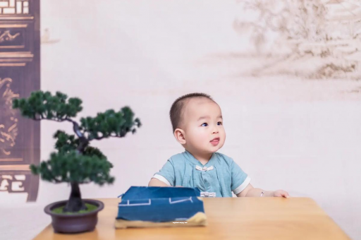 揭阳怀孕肚子中间凹两边凸